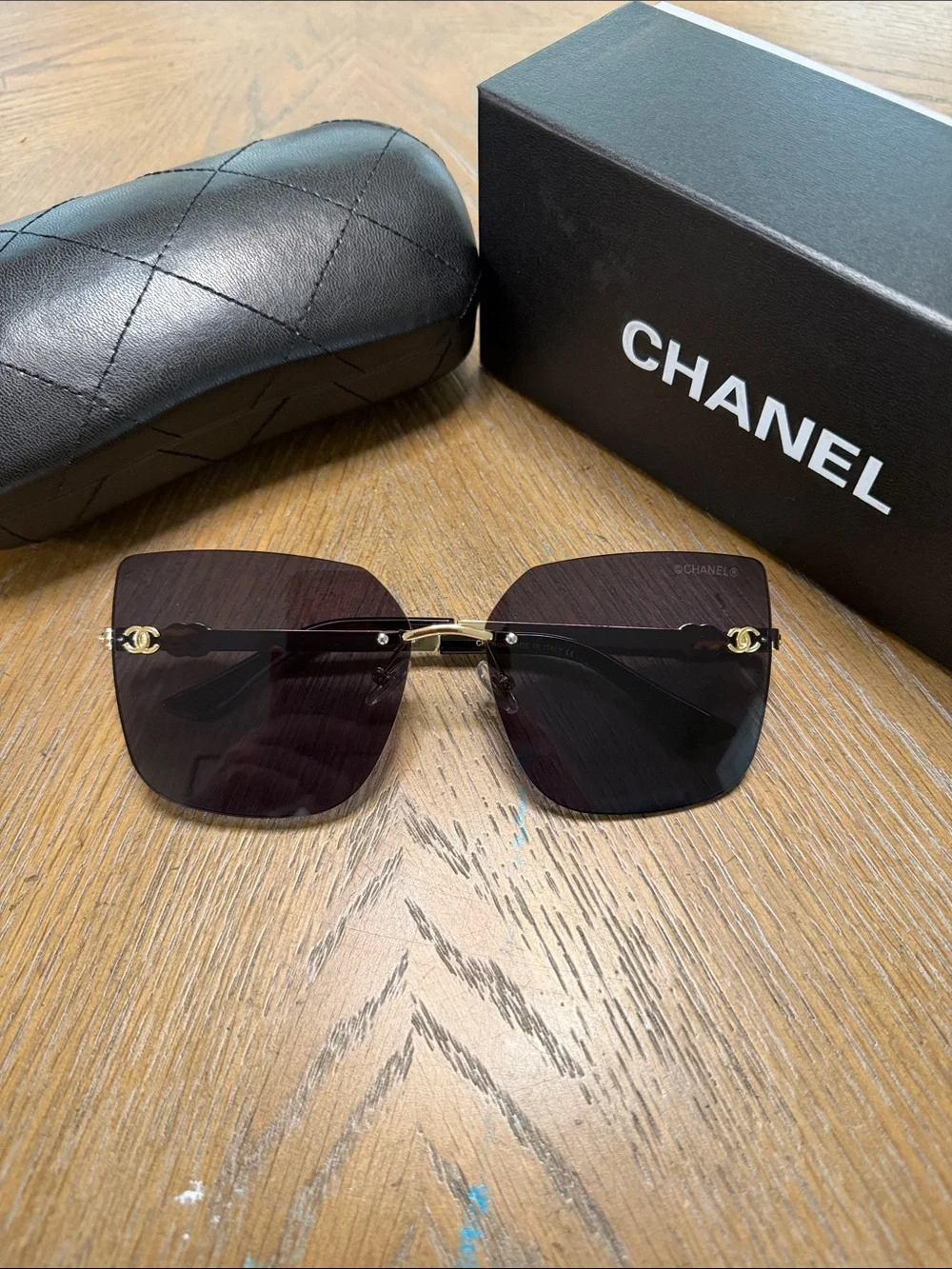 CHANEL elegant rimless